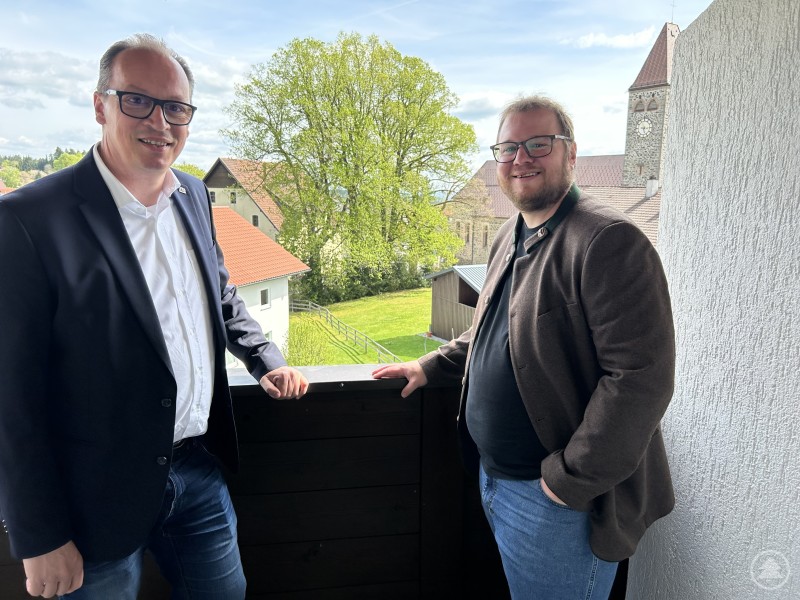 Auf Einladung des Abgeordneten machte sich auch die Freie Wähler Spiegelau einen Eindruck davon, was gerade Thema im Hotelbereich ist. Max Stadler (v.l.) diskutierte mit Kurt Hobelsberger, Karl Uhrmann (dahinter), Martin Gaisbauer, MdL Martin Behringer, Sebastian Vitzthum und Gisela Vitzthum und weiteren Gästen auch über ÖPNV oder die weitreichende Bedeutung der Gastronomie als regionalem Wirtschaftszweig. Diskussionsrunde mit MdL Martin Behringer und Hoteliers in Klingenbrunn.