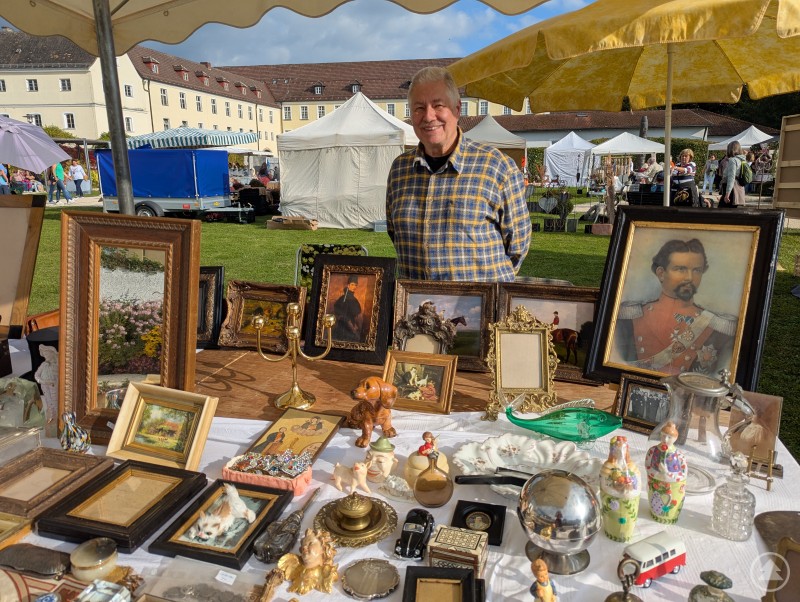 Auch antike Schätze gab es vor Ort zu bestaunen und zu kaufen. Stand mit Antiquitäten und freundlich lächelndem Verkäufer