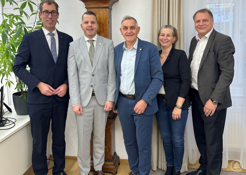 v.l.n.r.: Bezirkshauptmann Dr. Florian Kolmhofer, 1. Vizebürgermeister Paul Königsberger, Bürgermeister Günter Streicher, Wirtschaftsstadträtin Sandra Hofbauer, Kulturstadtrat David Heitzinger Sechs Personen stehen nebeneinander in einem Amtsraum. In der Mitte sind der neu angelobte 1. Vizebürgermeister Paul Königsberger und Bürgermeister Günter Streicher zu sehen, flankiert von weiteren politischen Vertretern der Stadt Schärding sowie dem Bezirkshauptmann. Alle Personen tragen formelle Kleidung und blicken in die Kamera.
