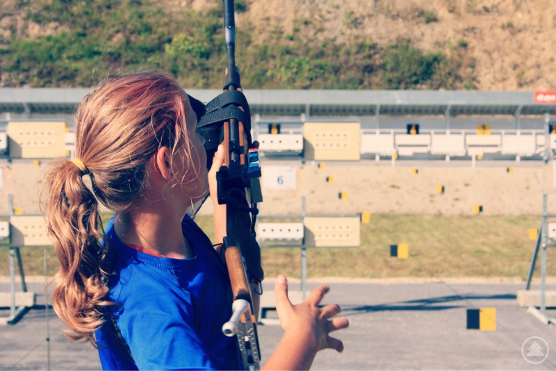Eine Juniorschützin beim Training