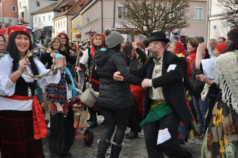 Auch Zigeuner und fahrendes Volk sind mit dabei.
