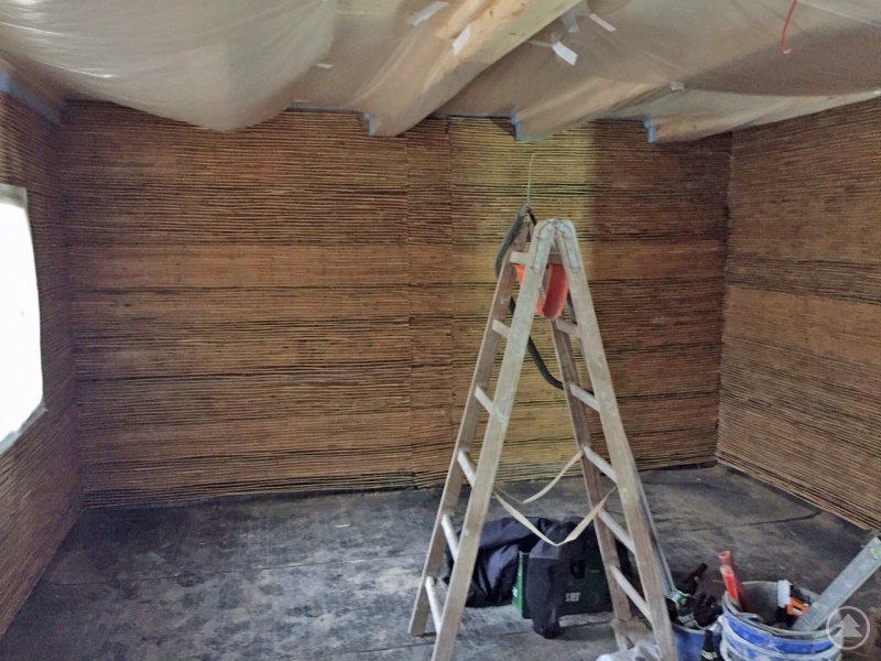 Im Inneren der Racheldiensthütte laufen derzeit die Vorarbeiten für das Verputzen. Bis Ende Mai soll dann der Estrich ausgebracht sein.