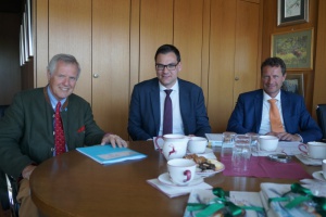 Top Zusammenarbeit – Landrat Gruber im Haus der Bayerischen Jäger