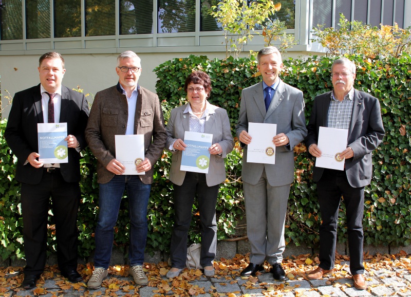 (v.li.) Landrat Michael Adam, Rotary-Präsident Anton Wittenzellner, Christine Kreuzer, Wolfgang Wilke und Helmut Baumann mit den neuen Notfallmappen.