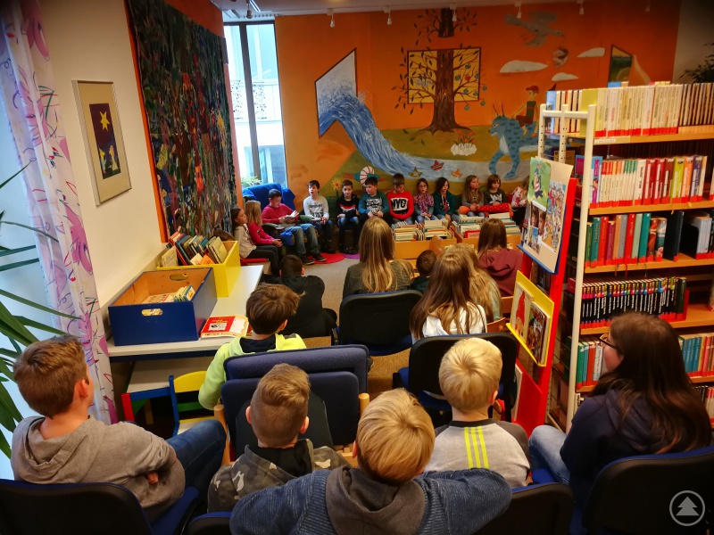 Jacob Friede (6c) las aus „Unsere Oma“ von Ilse Kleberger und konnte mit der Geschichte um eine ungewöhnliche Großmutter in der Kreisbibliothek damit zahlreiche Zuhörer von der Grundschule und vom Gymnasium Freyung begeistern.