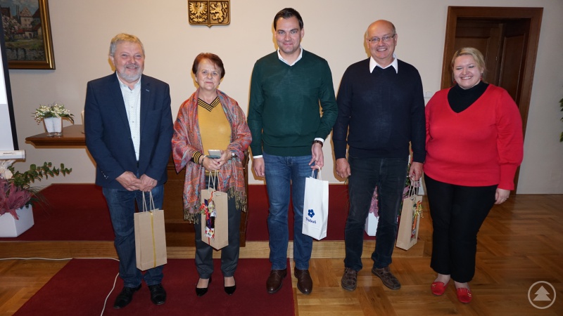 Herzlicher Empfang und reichlich Geschenke auf beiden Seiten: Landrat Sebastian Gruber (Mitte) zusammen mit den Vertretern der tschechischen Partnerstadt.