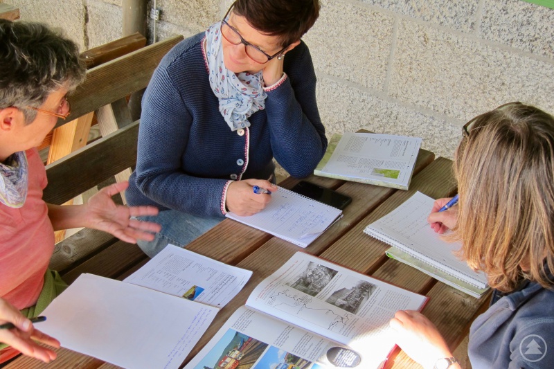 Gruppenarbeit: Teilnehmerinnen erarbeiten Konzepte für eine kulturelle Führung in Bayerisch Eisenstein.