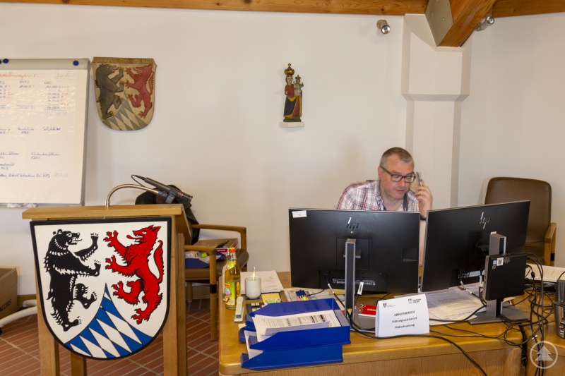 Der Sachbearbeiter Katastrophenschutz Thomas Thurnreiter bei der Abstimmung von Terminen in seiner Funktion als Führungsassistenz