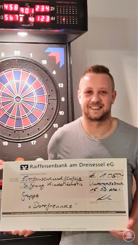 Corona-bedingt hat Julian Lankl den Spendenbetrag in Höhe von 1.050 Euro bereits an die Stiftung Kinderlächeln überwiesen und der Stiftung ein Foto vom symbolischen Spendenscheck zukommen lassen.