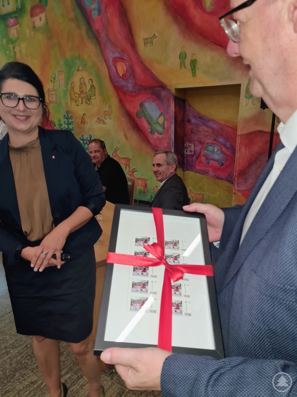 Eine ganz eigene „Caritas-Marke“: Josef Bauer bekommt von seiner Vorstandskollegin Alexandra Aulinger-Lorenz einen ganz besonderen Briefmarken-Satz überreicht. 