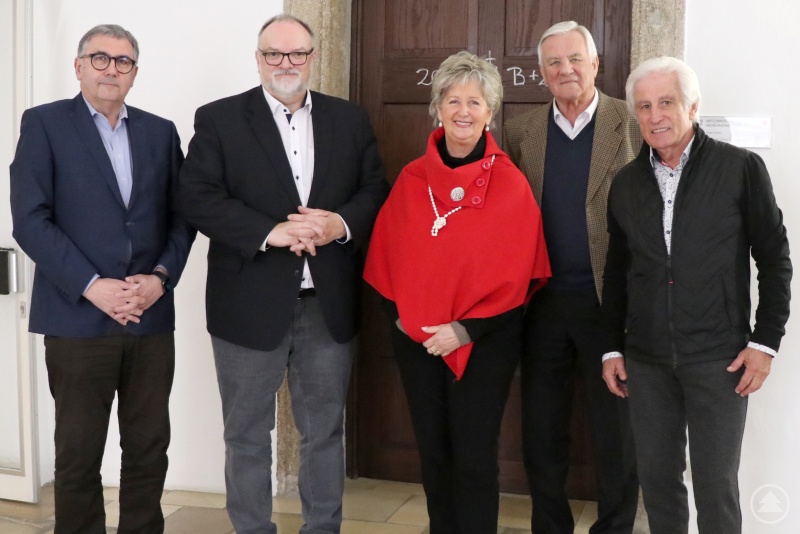 Oberbürgermeister Jürgen Dupper (2. von links) freut sich mit Präsident Georg Steiner (von links), Vizepräsidentin Sonja Blaschke-Pistracher, Ralf Blaschke und Karl Franz Dembeck von der DÖG auf die Aktivitäten 2023 und das Jubiläum im kommenden Jahr.