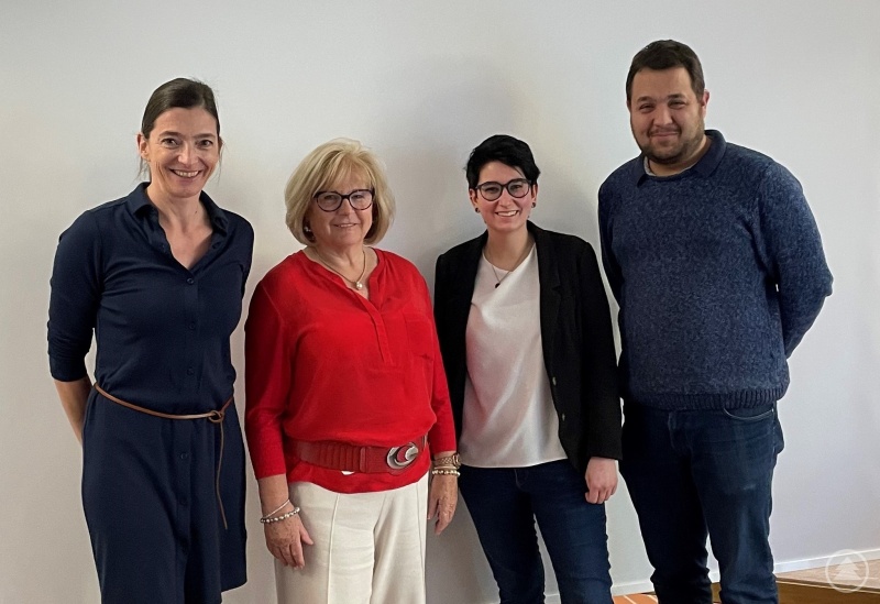 Die Mitglieder der Steuerungsgruppe (v. l.): Evi Blach, stellvertretende Landrätin Helga Weinberger, Nina Stelzl und Johannes Geier haben beim Auftakttreffen zur Kampagne “Fairtrade-Landkreis” bereits viele Ideen gesammelt, um den fairen Handel im Landkreis voranzutreiben.