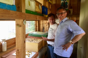 MdL Muthmann macht sich für die Bienen stark