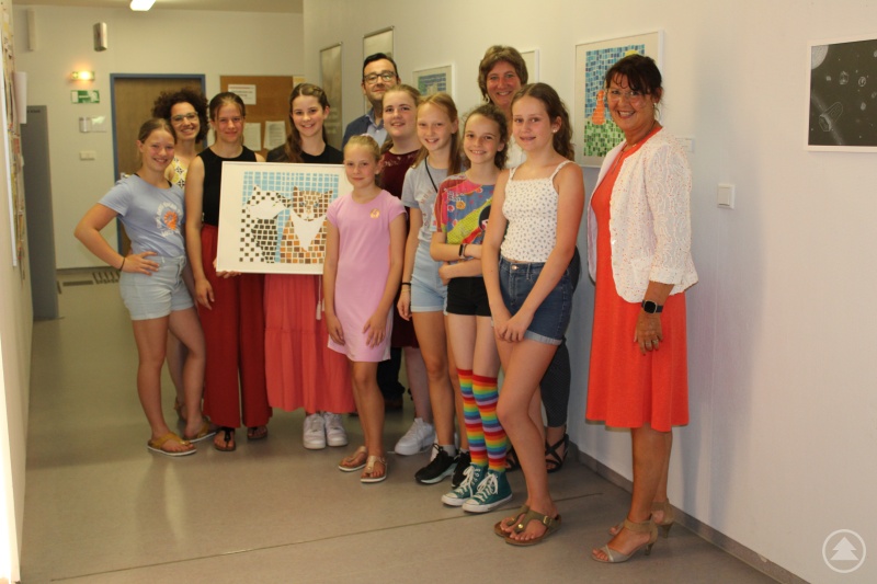 von links: Juliana Häfelinger, Verena Schönhofer, Emilia Hofmann, Marlene D'Amico, Emilia Seitz, Dr. Markus Eberhardt, Theresa Mulik, Aura Ganczer, Magdalena Allinger, Christine Reitberger, Isabell Stiehl, Eva-Maria Kelch