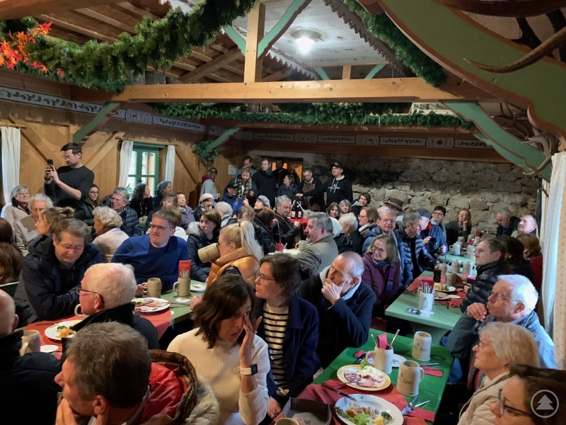 Die Gäste beim Heimattreffen „MADE in FRG“ im Niederbayernhaus im Münchener Westpark