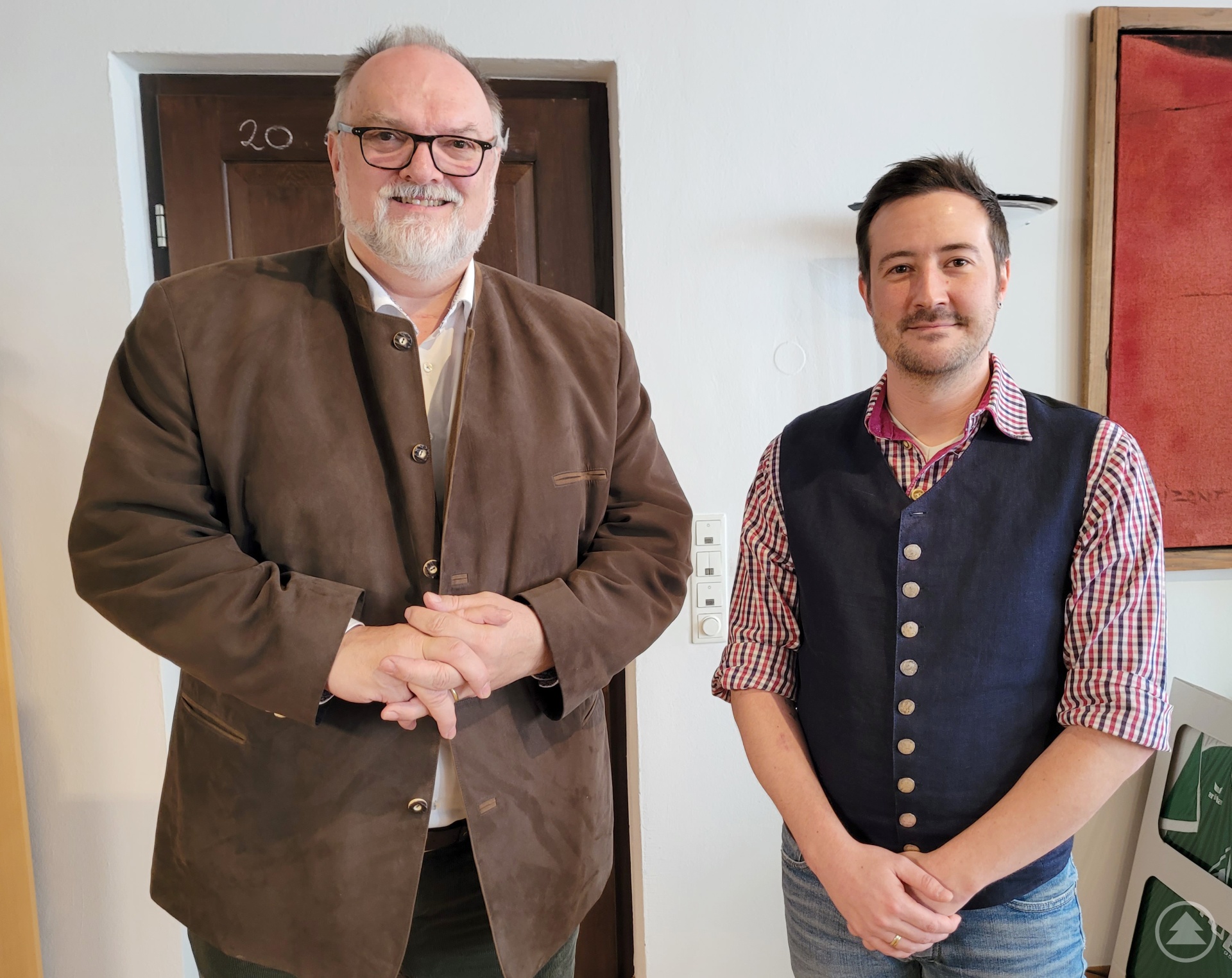 „100 Jahre sind schon eine Hausnummer!“ Darin sind sich Oberbürgermeister Jürgen Dupper (links) und Steffen Stadler, 1. Vorsitzender des Volkstrachtenvereins Jacking, einig.