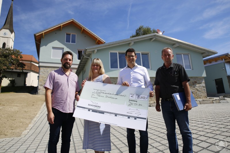 Tobias (v.l.) und Claudia Stockbauer führten Bürgermeister und Geschäftsleiter durch das fast fertige Objekt Pfarrgasse 1 und freuten sich über einen ersten „Teilanschub“ aus kommunaler Förderung.