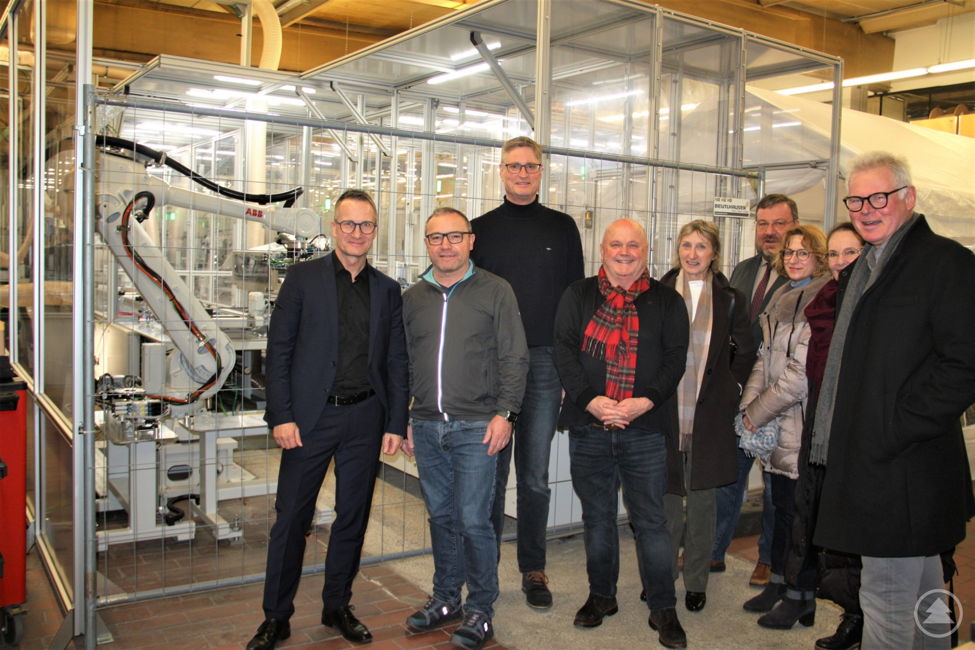 Bei einem Rundgang am Standort Mollnhof stellte Geschäftsführer Boris Schneidhuber (1.v.l.) den Mitgliedern des Rotary-Clubs Passau-Dreiflüssestadt um Präsident Peter Niedermeier (2.v.l.) das Leistungsspektrum der Firma AKE technologies GmbH vor.
