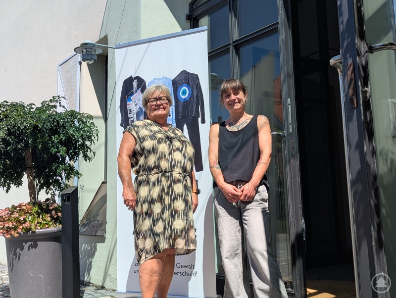 Von links: Waltraud Kraus und Mariam Ulrich stehen als Ansprechpartnerinnen zur Seite Waltraud Kraus und Miriam Ulrich vor dem Kapuzinerstadl Deggendorf