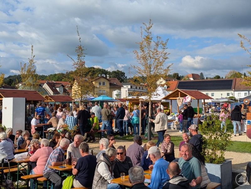 Gäste beim Entspannen am Mettener Michaelimarkt 2025