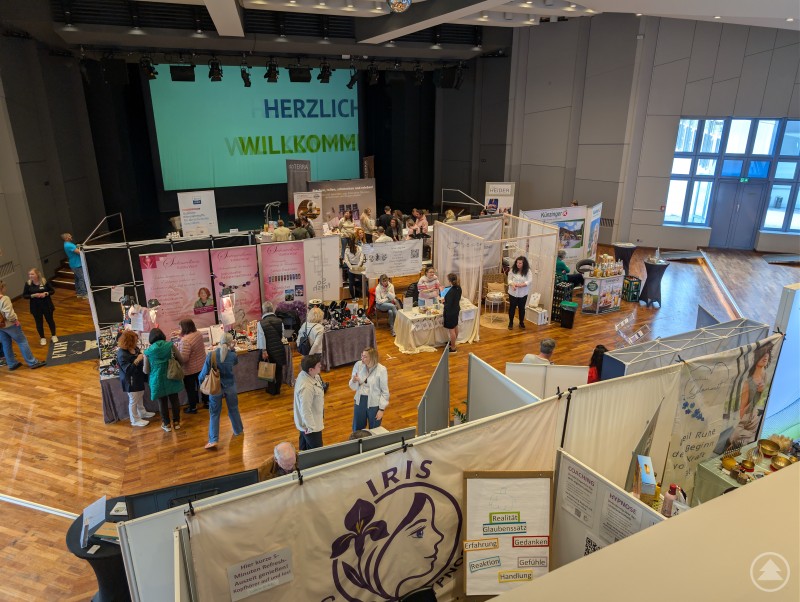 Vielseitige Unterhaltungen rund um das Thema Gesundheit in der Deggendorfer Stadthalle Messebesucher und Aussteller, die sich zwischen Messeständen auf der Gesundheitsmesse unterhalten.