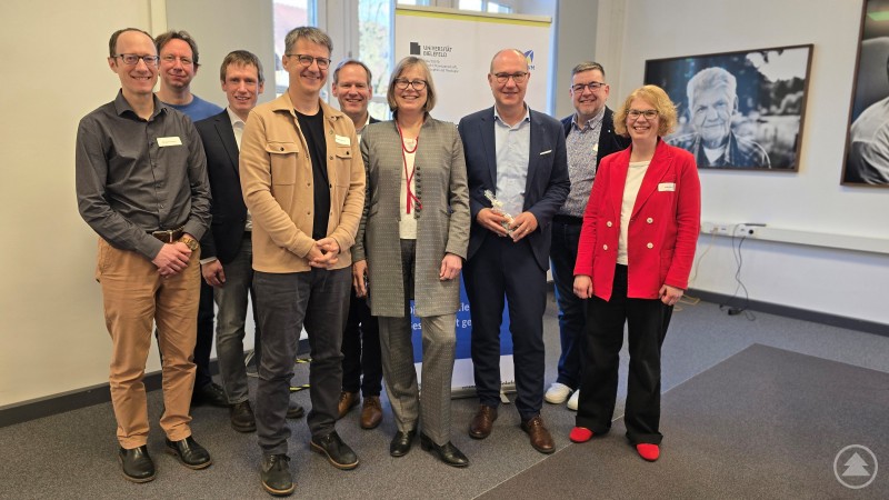 v. l.: PD Dr. Simon Hofstetter, Prof. Dr. Björn Görder, Prof. Dr. Michael Wittland, Prof. Dr. Bernhard Bleyer, Prof. Dr. Christian Oelschlägel, Caritas-Präsidentin Eva Maria Welskop-Deffaa, Diakonie-Präsident Rüdiger Schuch, Diakon Damian Ostermann, Prof. Dr. Anika Albert. Gruppenfoto eines wissenschaftlichen Netzwerktreffens mit mehreren Teilnehmern in einem Seminarraum