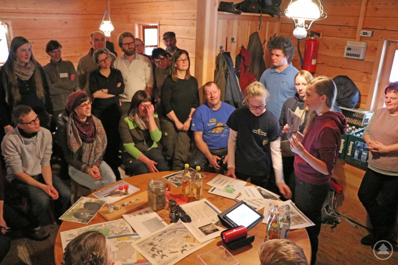 In der Bärnlochhütte bei Altschönau erklärten fünf Junior Ranger aus dem Bayerischen Wald Schutzgebietsvertretern aus ganz Deutschland, wie der Auerhuhn-Schutz in der Region funktioniert.