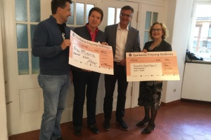 Spenden statt Postwurfsendung: MdL Muthmann überreicht Spenden-Schecks