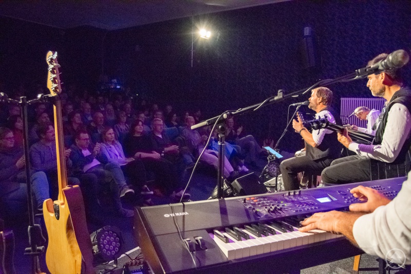 Beim Premierenabend konnten sich sowohl die Musiker der Gruppen „Landluft“ und „i Bänd“ als auch die Gäste von der professionellen Bühnentechnik überzeugen.