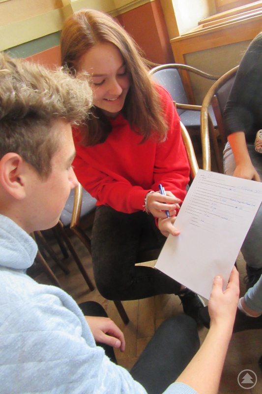 Wie läuft das bei euch? Zuerst zu zweit und dann in größeren Gruppen ging es daran, in persönlichen Gesprächen erste Eindrücke von den neuen Austauschpartnern und ihrem Land zu gewinnen.