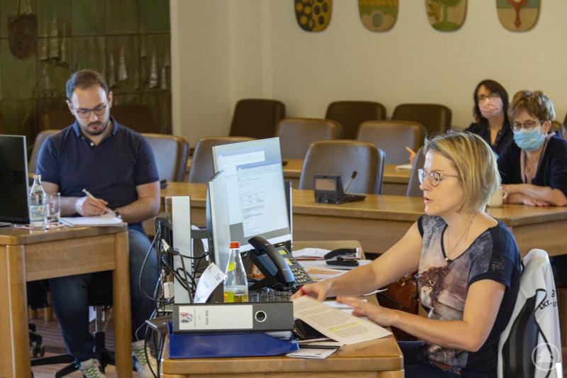 Benedikt Gibis (links) aus dem Bereich Lage/Dokumentation und Sabrina Raab aus dem Bereich Innerer Dienst/Personal bei der Auswertung der aktuellen Fallzahlen