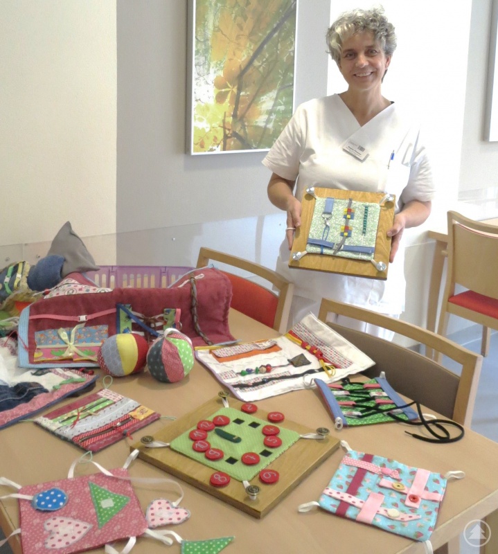 Regina Pfisterer, Pflegefachkraft für Psychiatrie, präsentiert die wertvollen Handarbeiten von Irmgard Mader