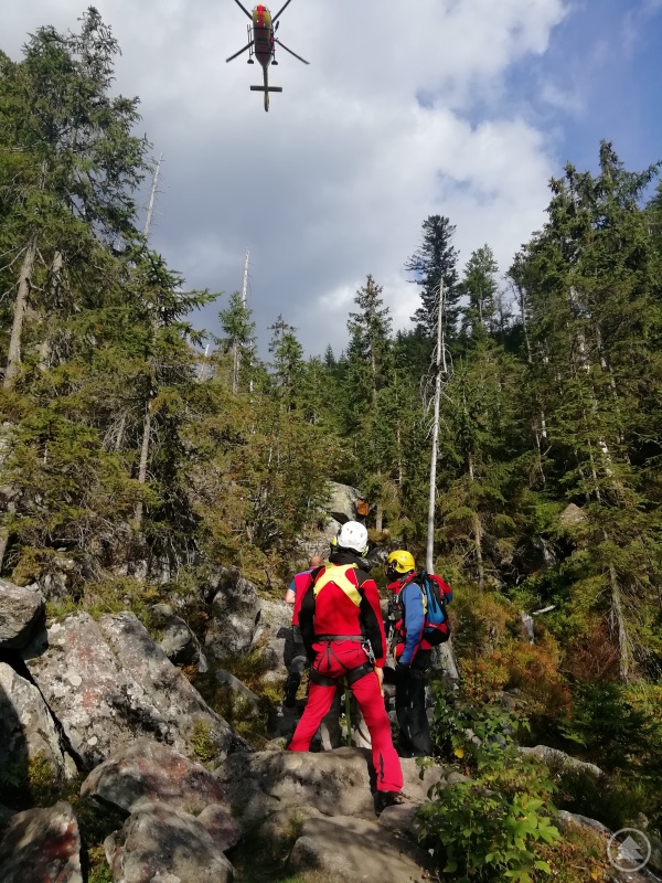 Der Heli schwebt ein.