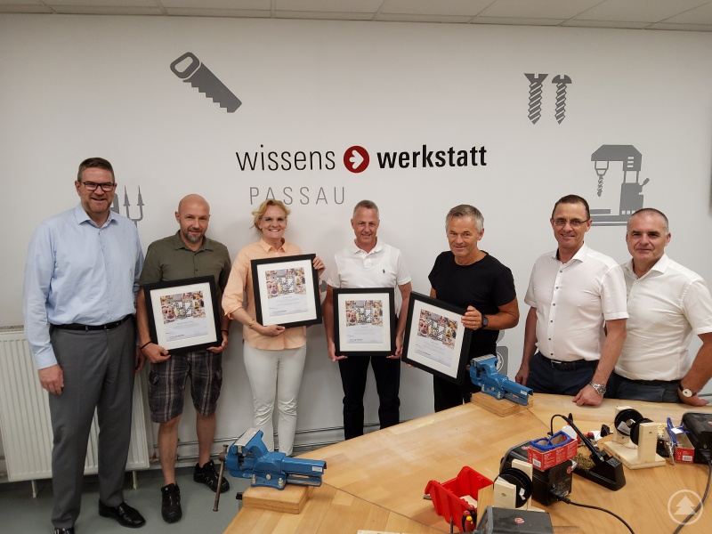 Alexander Seeliger, Schatzmeister und stellvertretender Vorsitzender des Vorstands im Trägerverein der wissenswerkstatt Passau (links) freut sich mit den Vorstandsmitgliedern Roland Biebl (von rechts) und Armin Diewald über die Ehrungen anlässlich der zehnjährigen Tätigkeit für die wiwe von Leiter Ralf Grützner (zweiter von links), Schriftführerin Dr. Jutta Krogull, Vorstandsvorsitzenden Gernot Hein und Vorstandsmitglied Werner Lang.