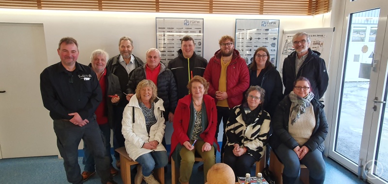 v.l.n.r.: stehend Stefan Moser (Inhaber und Geschäftsführer Waidler-Tools), Josef Tauscher, Hans Bauer, Josef Kern, Andreas Töpfl, Josef Süß (kommissarischer Vorsitzender SPD Freyung-Grafenau und Landtagskandidat), Verena Gostic, Gerhard Töpfl, sitzend Hilde Greiner (kommissarische Vorsitzende SPD Freyung-Grafenau und stellv. Landrätin), Rita Hagl-Kehl, Maria Straßer, Ute Wagner.