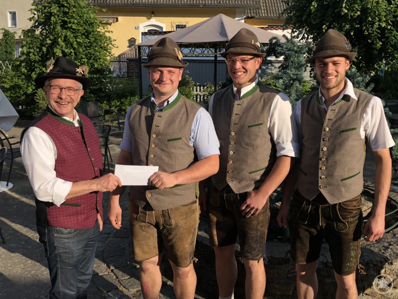 Spendenübergabe der Hausbeng-Muse an den Förderverein. v.l.: Paul Brunner (Förderverein VA), Christoph Mühlbauer, Andreas Gerst, Philipp Niederhofer (Hausbeng-Muse). Nicht im Bild: Claudia Antzenberger (Musikantin der Hausbeng-Muse).