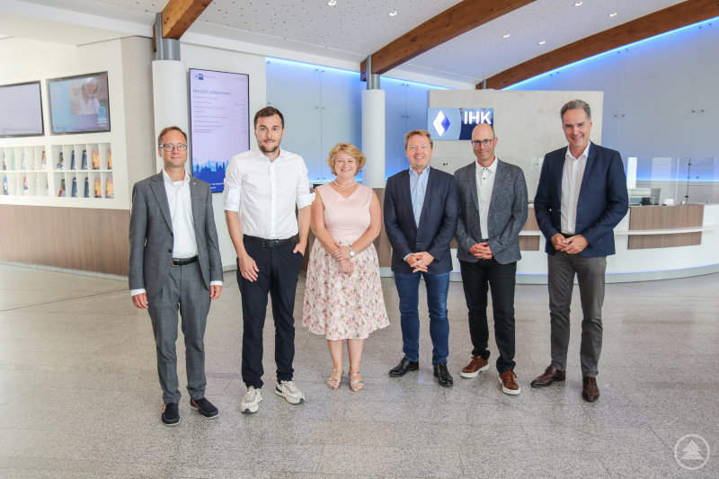 Sprachen über die aktuellen Herausforderungen für die niederbayerische Wirtschaft: (v.r.) IHK-Hauptgeschäftsführer Alexander Schreiner, stv. IHK-Hauptgeschäftsführer Klaus Jaschke, MdL Christian Flisek, MdB Rita Hagl-Kehl, MdB Johannes Schätzl und stv. IHK-Hauptgeschäftsführer Thomas Graupe.