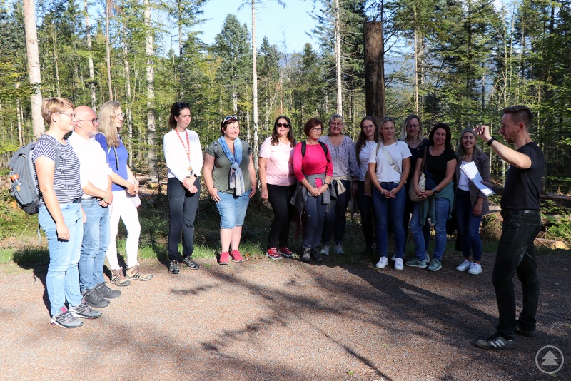 Thomas Michler, Mitarbeiter in der Stabsstelle des Nationalparks Bayerischer Wald (r.), erklärte den Mitarbeiterinnen der Ferienregion Nationalpark Bayerischer Wald um Geschäftsführer Robert Kürzinger (2.v.l.) das Borkenkäfermanagement im Schutzgebiet. Mit dabei war Teresa Schreib (l.), beim Nationalpark zuständig für Tourismus und Regionales Netzwerk.