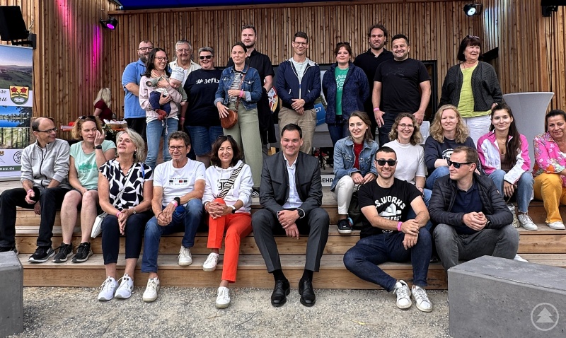 Landrat Sebastian Gruber im Kreise der Teilnehmerinnen und Teilnehmer des Heimattreffens anlässlich der Landesgartenschau in Freyung.