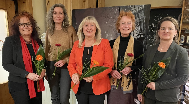 die beiden stellvertretenden Vorsitzenden Manuela Binder (li.) und Maria Freund (re.) sowie die die Schriftführerin Cornelia Andrös (2.v.li.) und die Schatzmeisterin Bettina Steglich (2.v.re.).