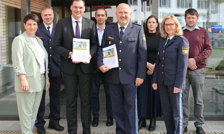Polizeivizepräsident Manfred Gigler übergibt Sicherheitsbericht 2023 an Landrat Sebastian Gruber