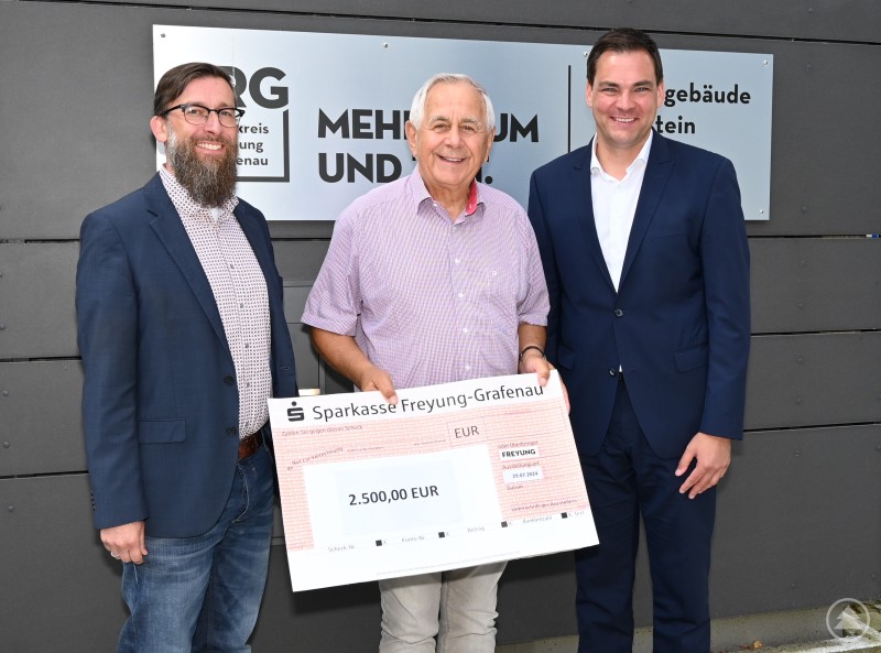 Landrat Sebastian Gruber (rechts) und der zuständige Sachgebietsleiter Christian Fiebig (links) zeigten sich erfreut über die Unterstützung von Herbert Kern sen. für den Aktionstag für Menschen mit Handicap.