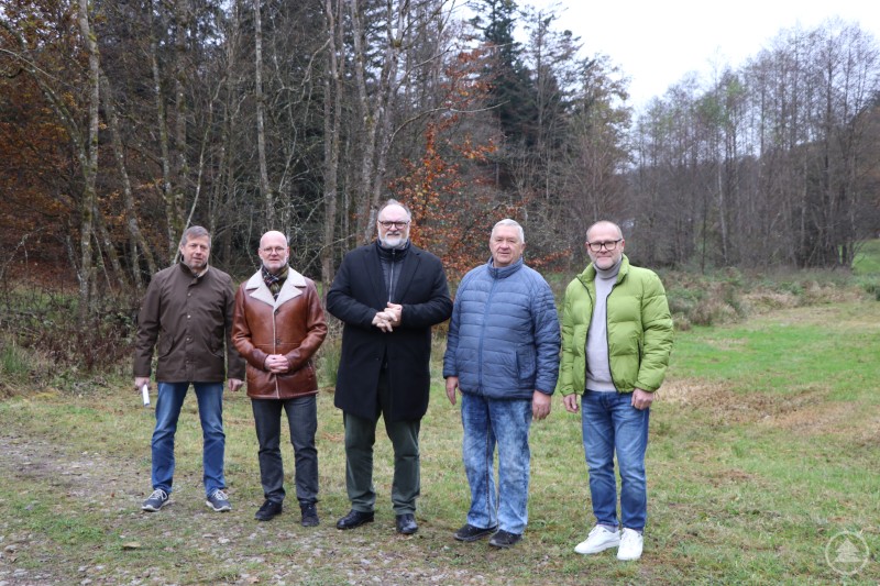 Oberbürgermeister Jürgen Dupper (3. von links) erörtert mit (von links) Umweltamtsleiter Gerhard Kellhammer, Wolfgang Seiderer, Referent für Bauwesen und Umwelt, Karl Haberzettl und Paul Kastner vom Bund Naturschutz die Planungen rund um das Erdbrüstbachl