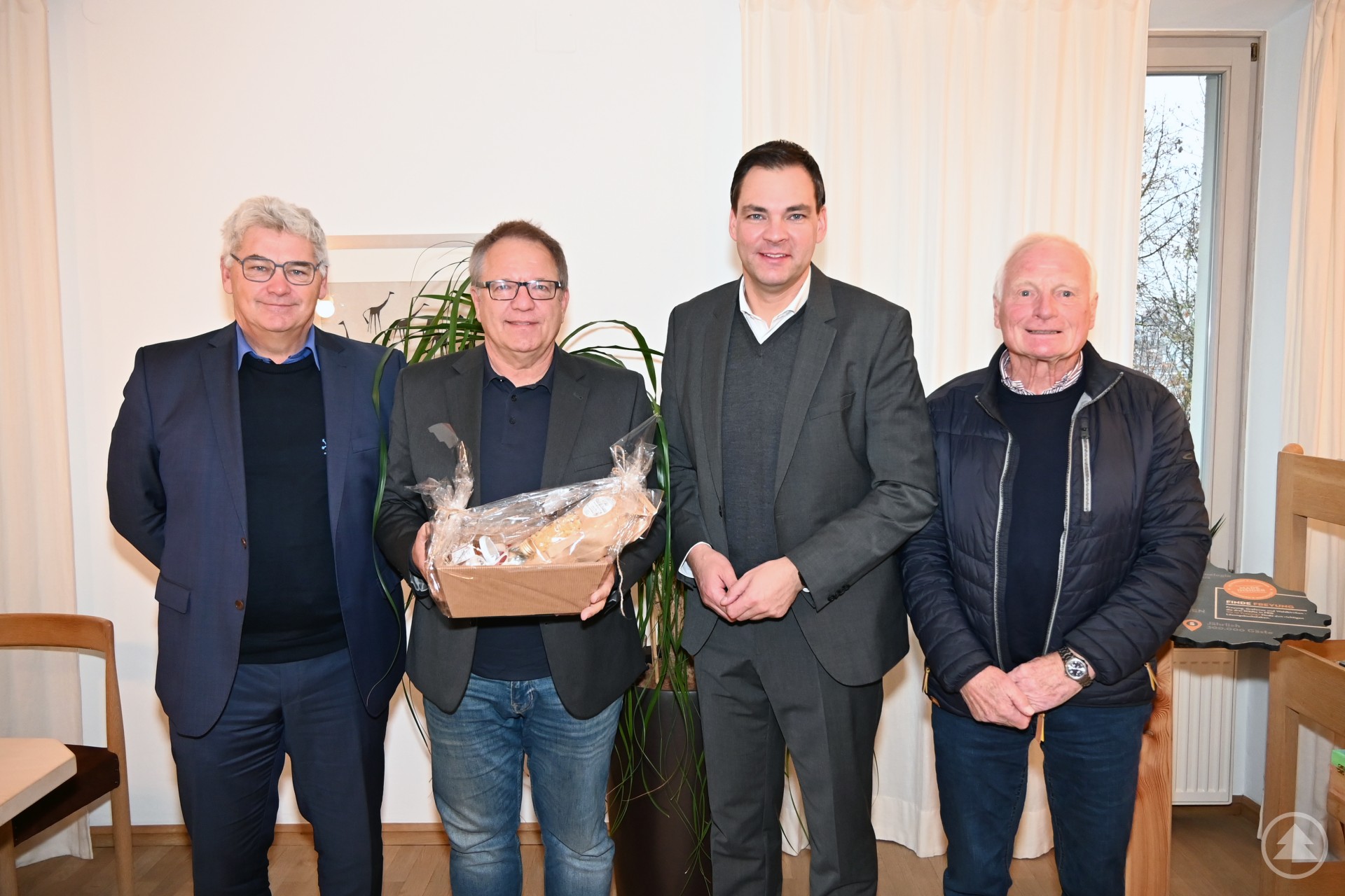 v.l. Siegfried Wilhelm (Landratsamt), Landrat Sebastian Gruber, Michael Dietz, Willi Schindler (Ehrenamtlicher Leiter VHS Freyung-Grafenau)