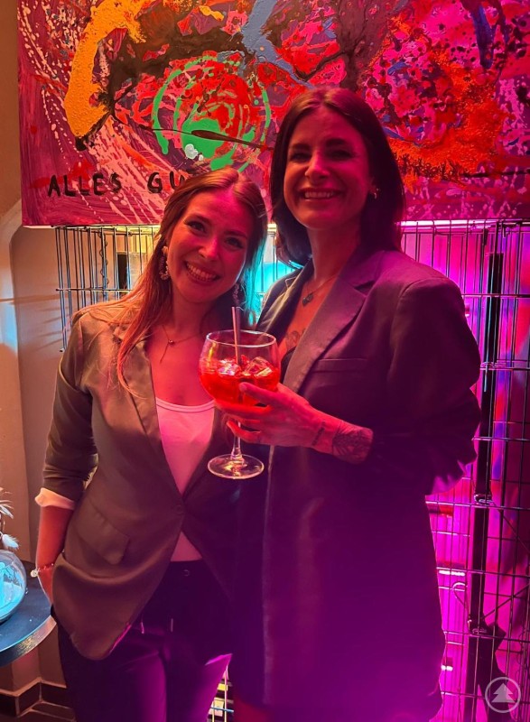 Von links: Alexandra Kulla freut sich gemeinsam mit Künstlerin Katharina Maria über die mehr als gelungene Vernissage Künstlerin Katharina Maria mit LuitpoldBar-Inhaberin Alexandra Kulla