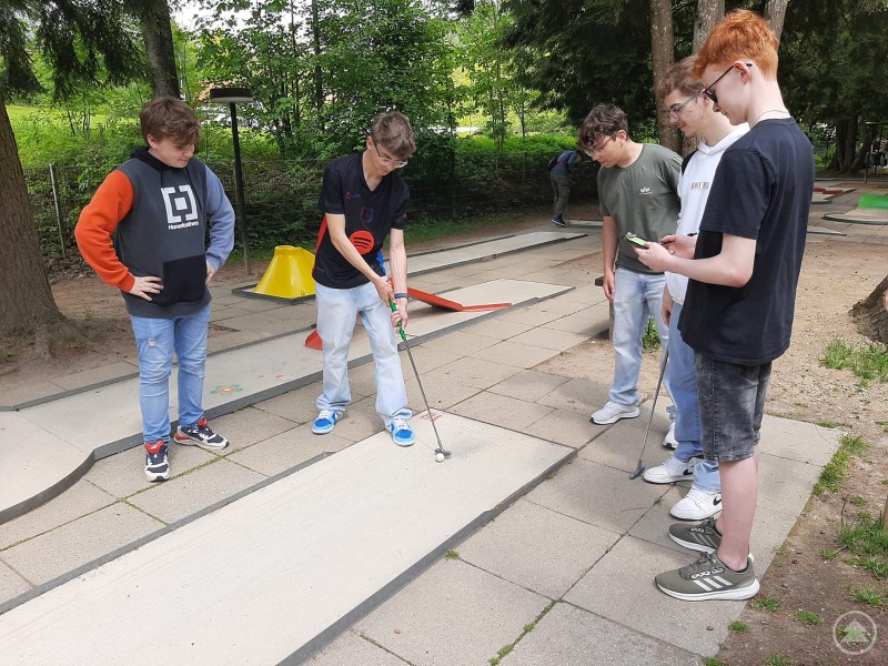 Sport verbindet: Beim Minigolf spielten die Sprachbarrieren keine Rolle. Die Schüler aus Grafenau und Bergreichenstein erlebten bei der Firma Knauf Ceiling Solutions in Grafenau interessante Einblicke.