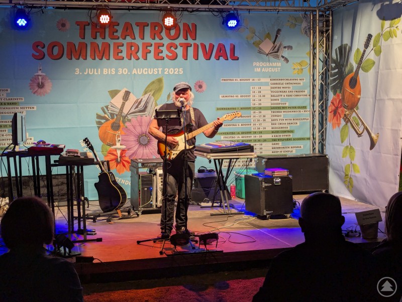 Singender Gitarrist Stefan Csákány begeistert Publikum mit Solo-Programm zu Pink Floyd