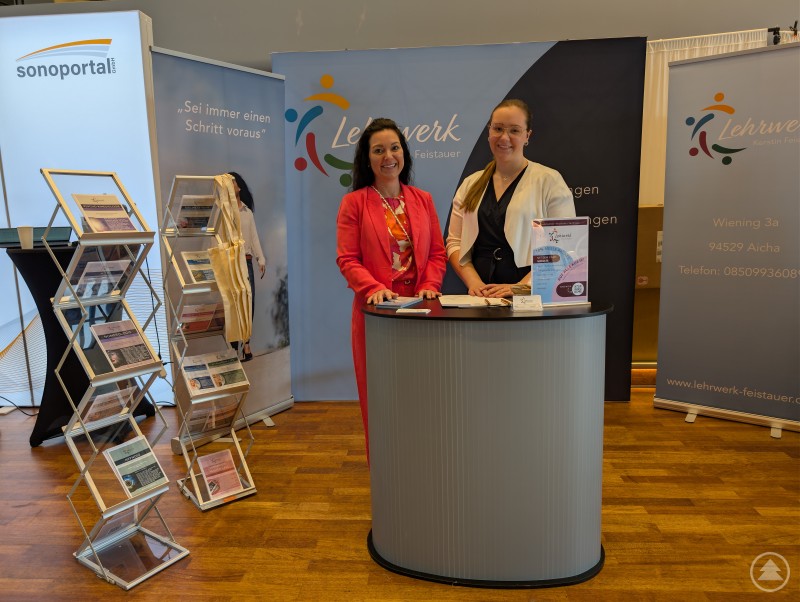 Kerstin Feistauer mit Tochter Ronja Feistauer am Messestand Lehrwerk Kerstin Feistauer zusammen mit Tochter Ronja Feistauer am Messestand mit der Aufschrift Lehrwerk Feistauer.