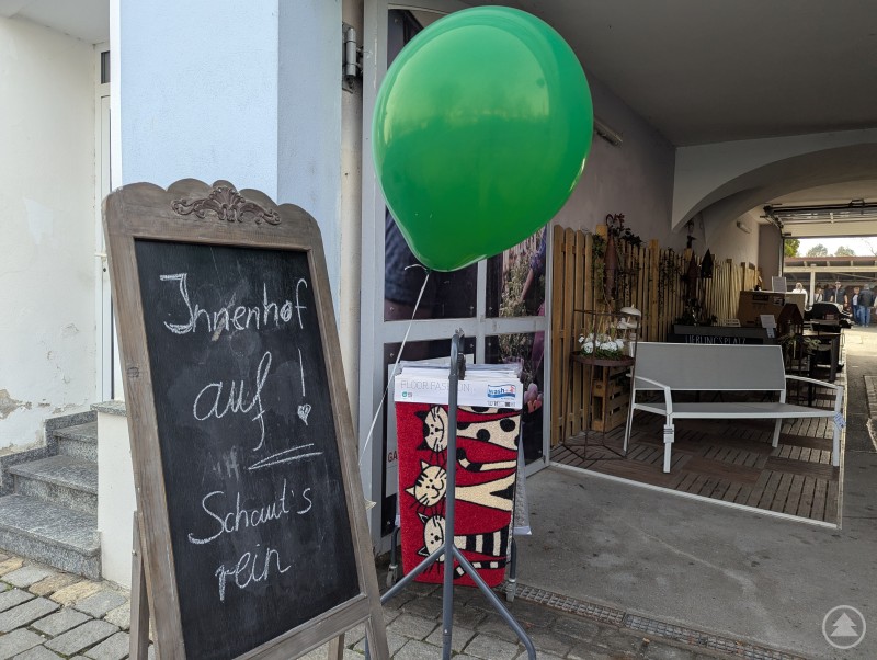Schaut's rein! Luftballons zeigten den Weg in die Geschäfte, die am verkaufsoffenen Sonntag teilnahmen. Grüner Luftballon an Aufsteller mit weißer Schrift