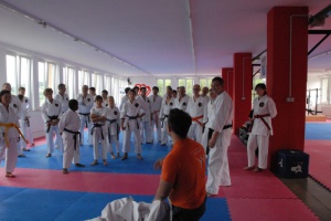 320 Jahre geballte Lebenskompetenz treten zur Meisterprüfung im Karate an